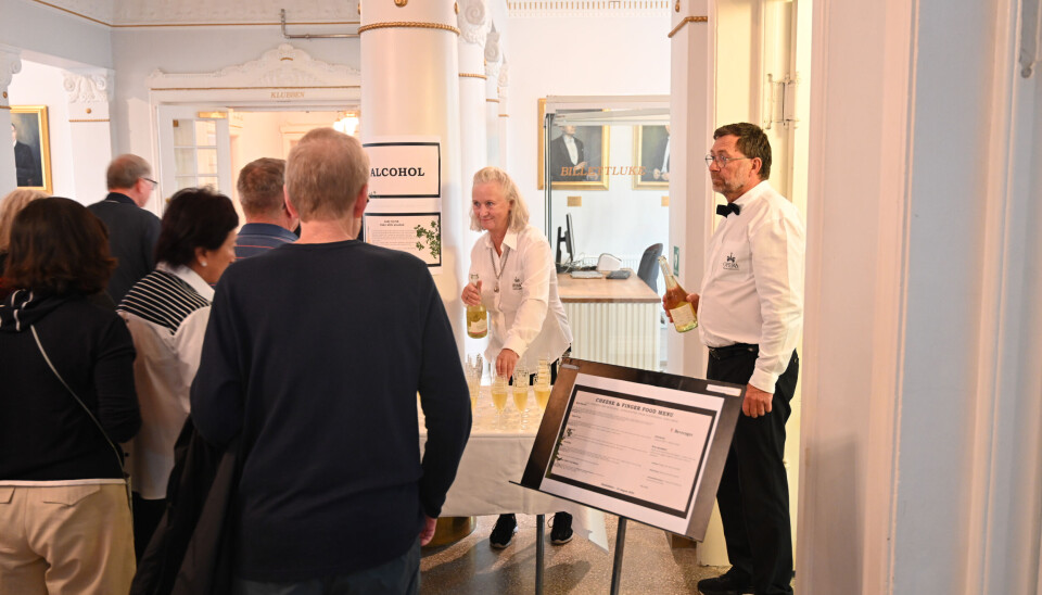 Ekteparet Ann Sissel og Geir Lægreid skjenker opp for de nyankomne turistene.