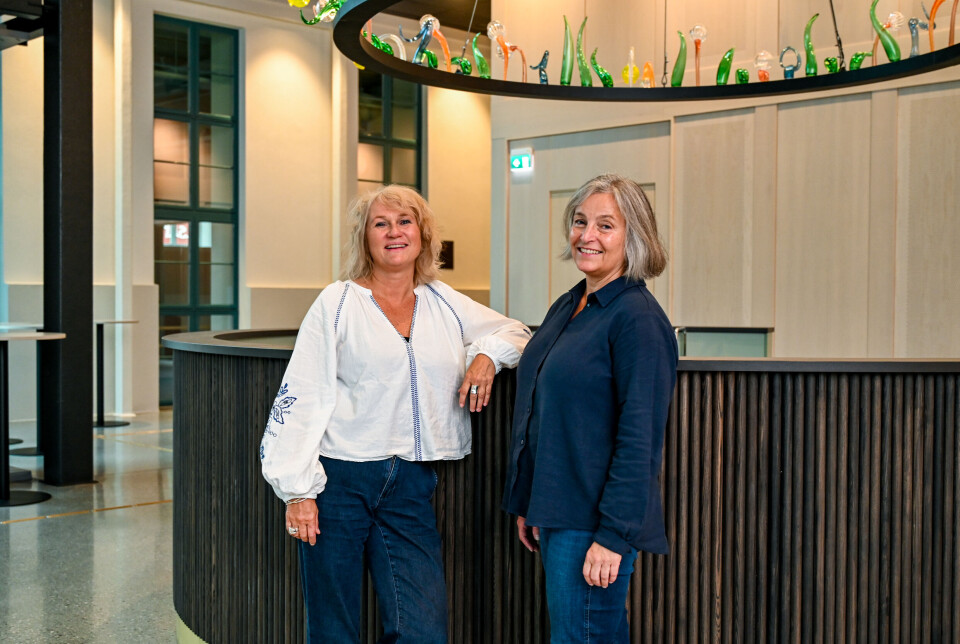 Fra venstre: Line Lønning Andresen (operasjef) og Britt Westavik (produsent) i Operaen i Kristiansund.