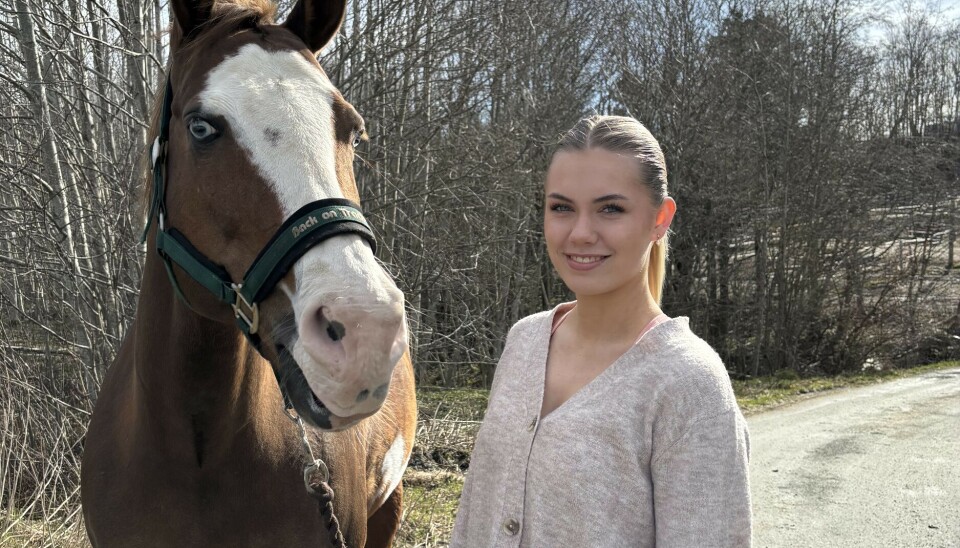 Sofie Rasmussen og hesten Zpecial på tur til Fosslia omsorgssenter for å besøke beboerne