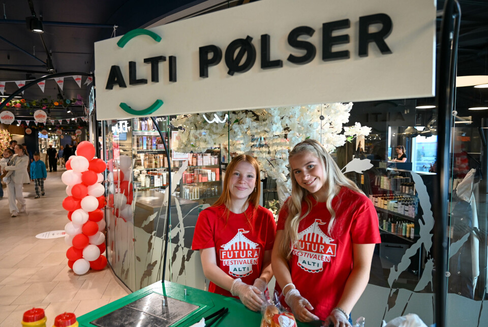 Mina Dahlberg og Norah Sofie Haugan ga bort pølser til de besøkende.
