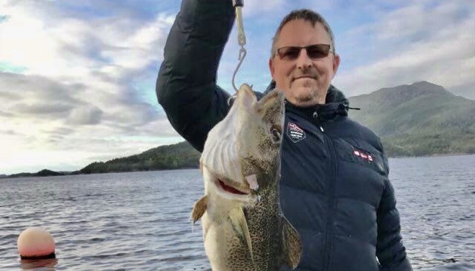 Odd Inge Teige med kysttorsk eller en hybrid. Det vet bare forskerne.