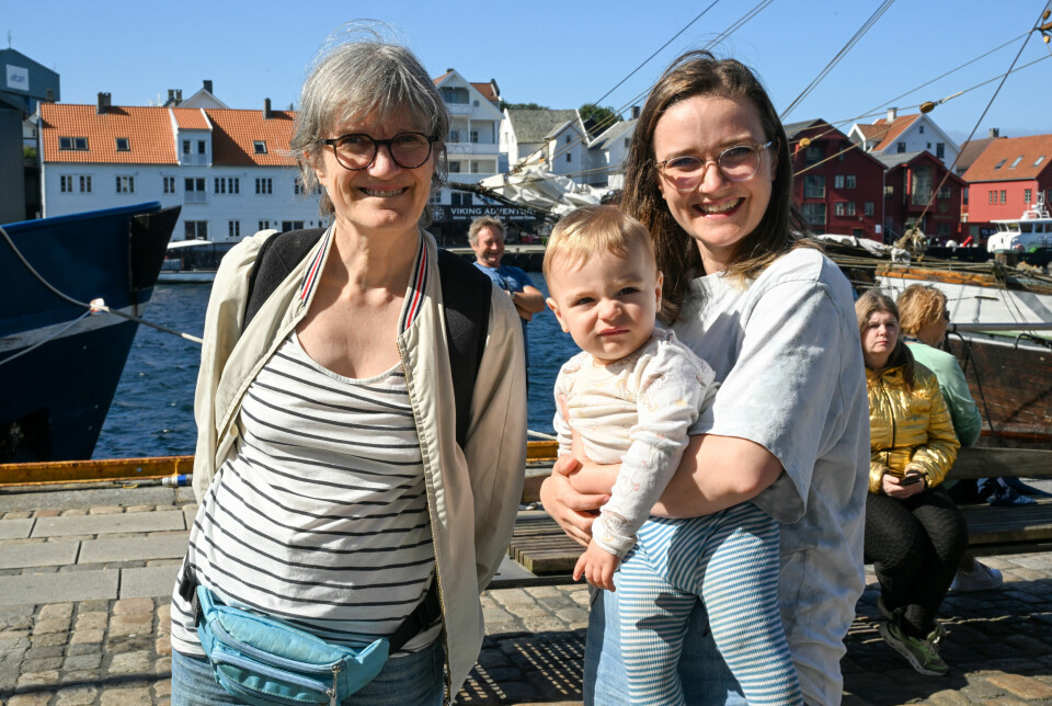 Bestemor Anne-Mari Flatset, datter Oda Kruse og hennes sønn Max på kaia i Haugsund.