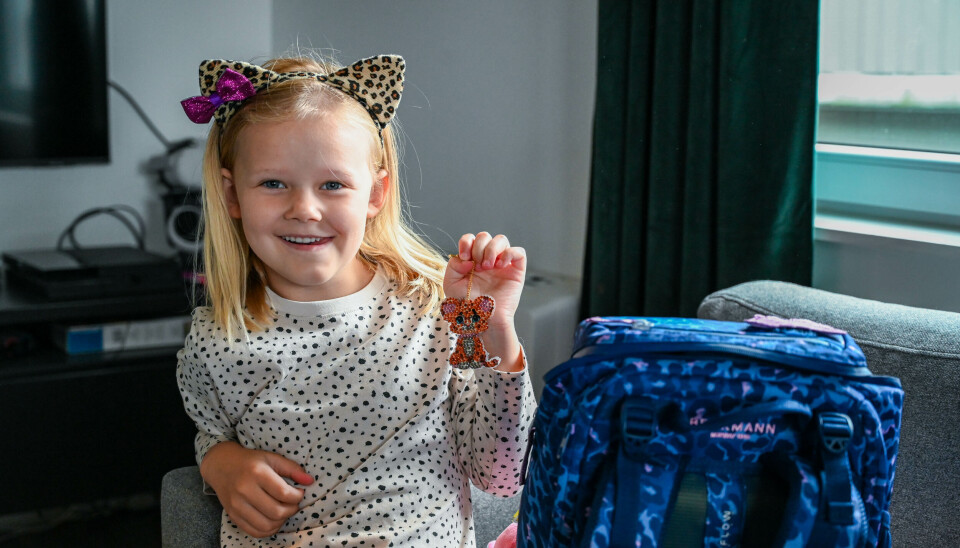 Aleah visert stolt frem sin egenlagde pynt til den helt nye sekken.