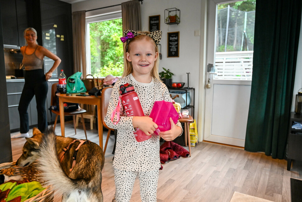 Aleah viser stolr frem sin nye drikkeflaske og matboks, mamma Therese i bakgrunnen og Luna utforster Thereser sin stue.