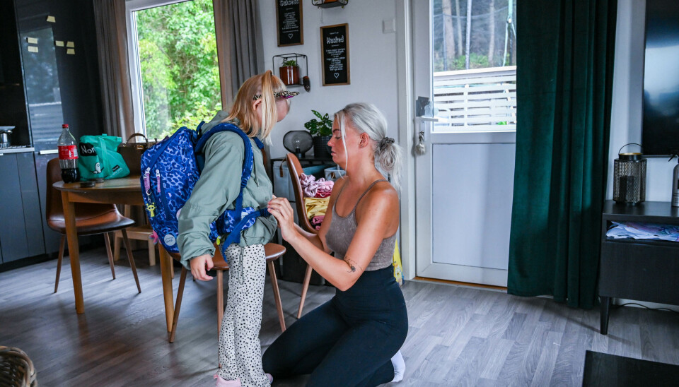 Therese justerer sekken til Aleah før vi tok turen til Foleparken skole.