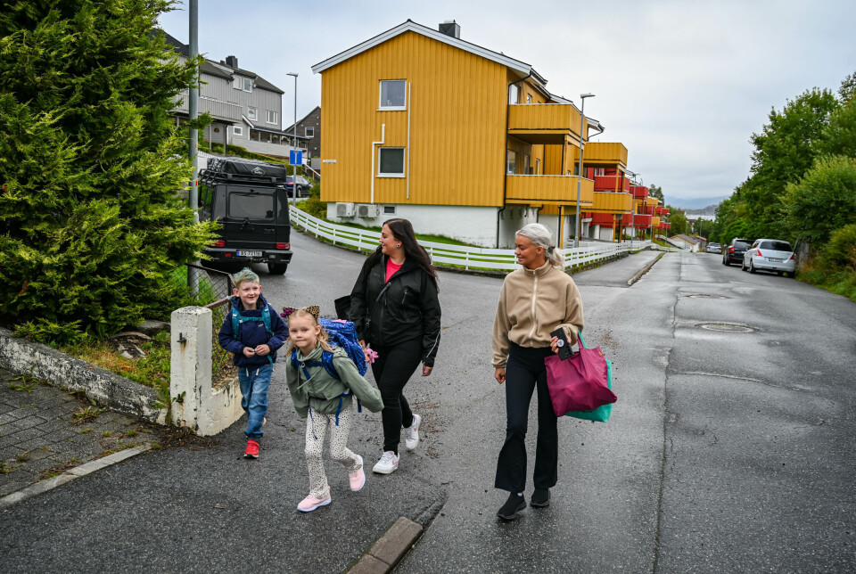 Fra Venstre, Theo Smevåg Sæther, Aleah Nelvik Maridal, Irene Nilsen Smevåg og Therese Nelvik på tur til skolen.
