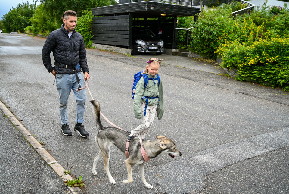 Pappa, Andreas Maridal og Aleah sammen med Luna.