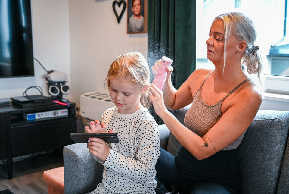 Mamma Therese ordner håret til Aleah før turen til skolen starter.