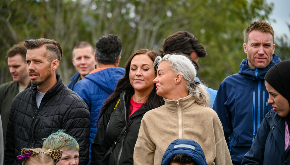 Andreas Marlidal, Irene Nilsen Smevåg og Therese Nelvik venter spent på at barna skal inn til sine klasser.