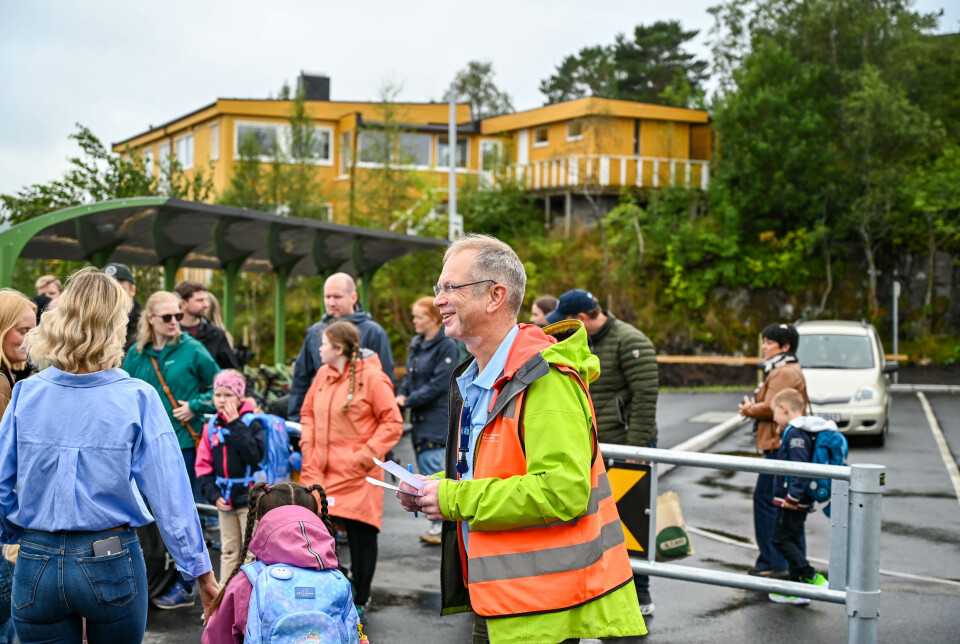 Rektor Kjell Arne Haugen klar til å ønske barn og foreldre velkommen til skolen.