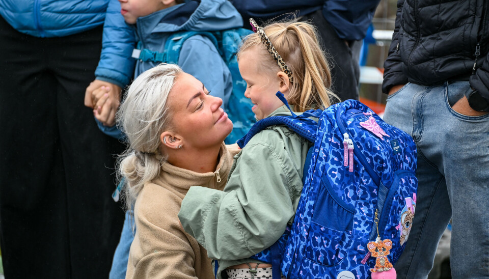 Therese holder rundt Aleah i den kalde trekken.