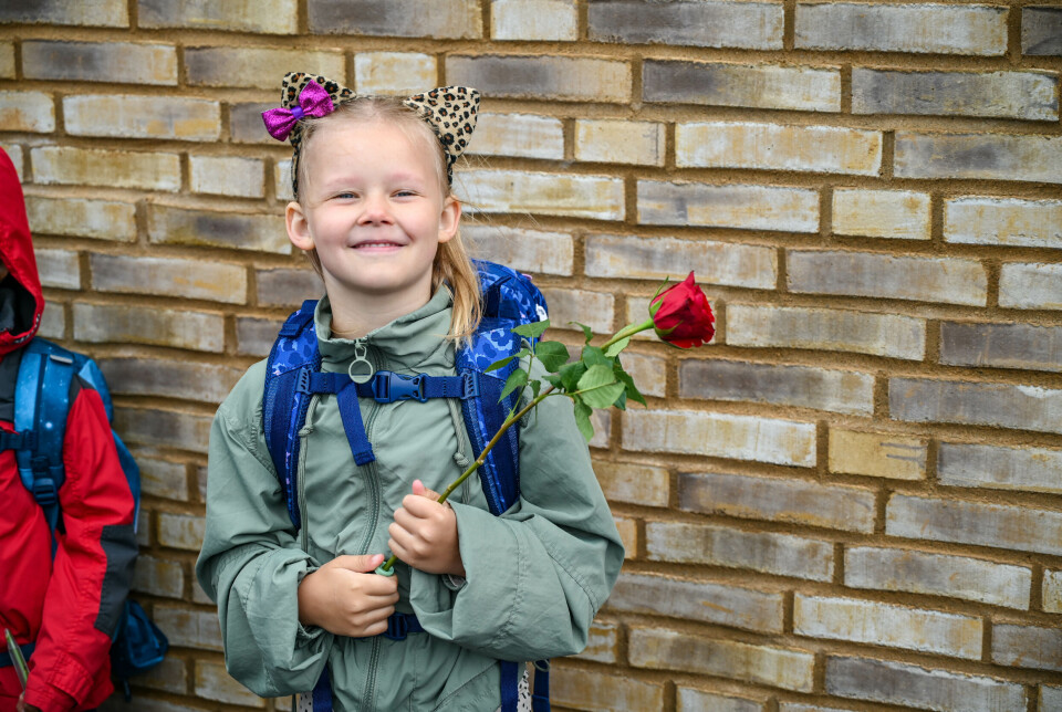 Aleah Nelvik Maridal lyser opp etter å ha fått sin favoritt blomster, en rose.