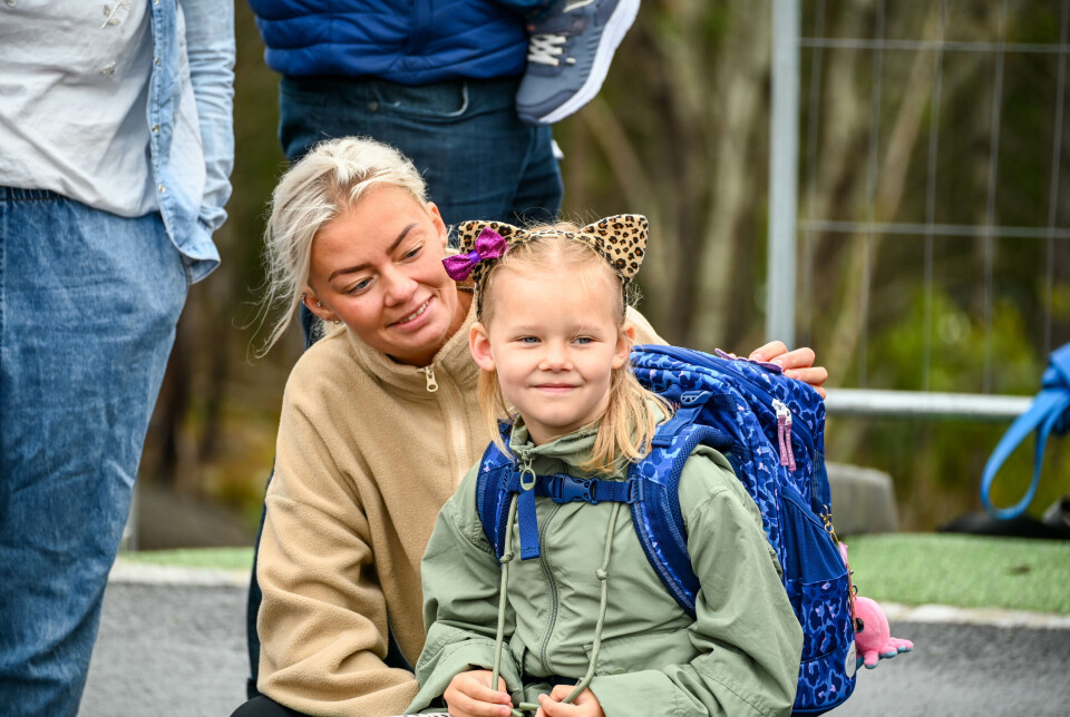 Therese og Aleah sitter spent å venter.