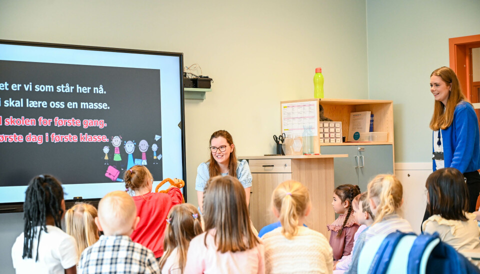 Maiken Kleivli synger første skoledag sangen.