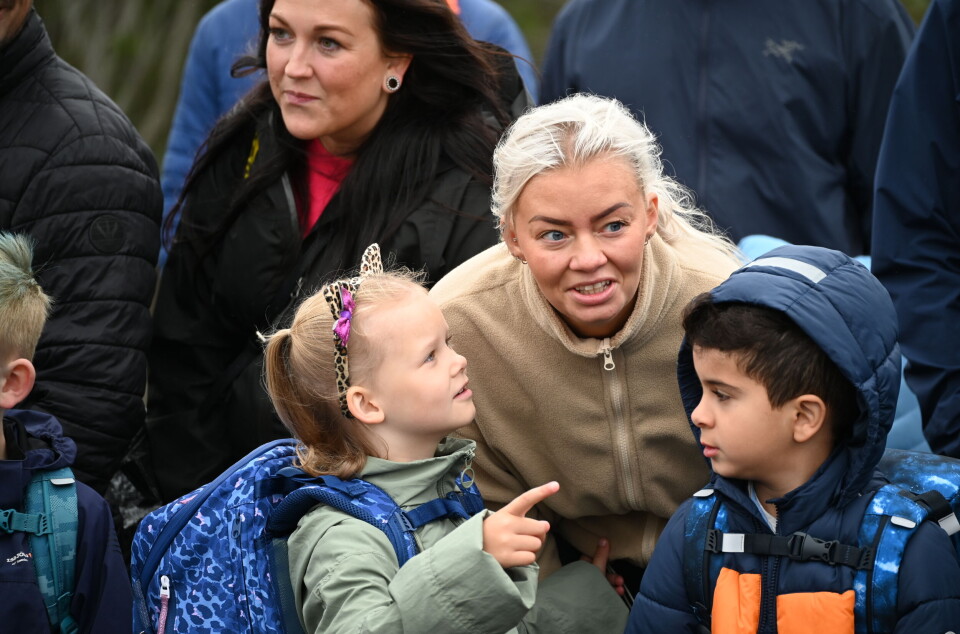 Aleah og Therese snakker sammen.