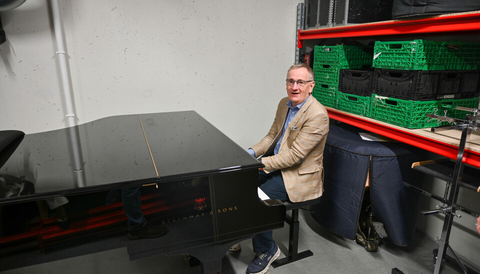 SLÅR AN TONEN: Asgeri Bahre Hansen, daglig leder Normoria AS, tester ferdighetene på Steinway & Sons flygelet.