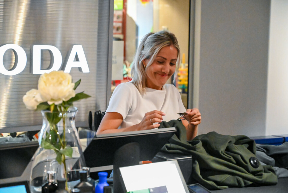 Aina Dall (37), daglig leder hosJack & Jones Vero Moda ekspederer kunder med et smil.