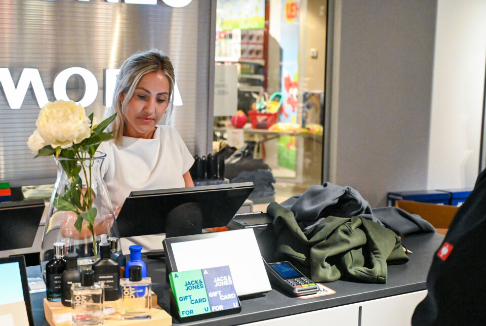 Aina Dall (37), daglig leder hosJack & Jones Vero Moda konsentrert på oppgaven med å ekspedere kunder.