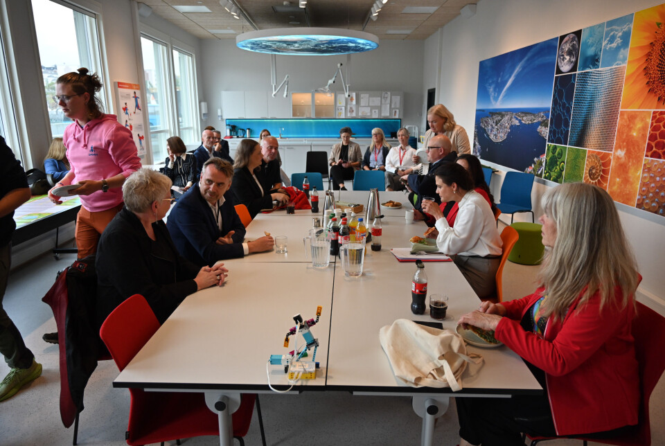 Poppel serverte pizza til de besøkende, godt etter en lang dag på tur.