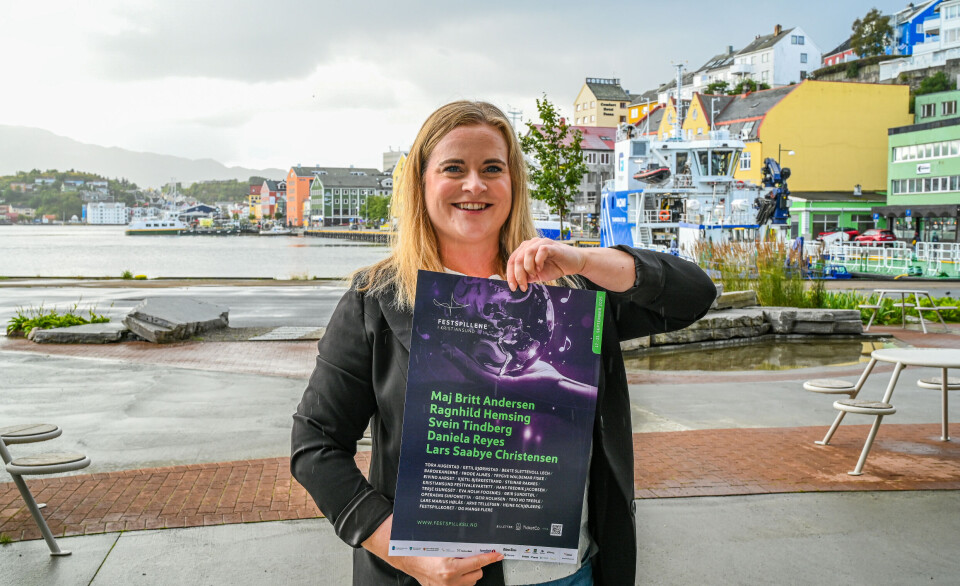 Magnhild Sørvik, daglig leder Festspillene i Kristiansund viser frem årets plakat.