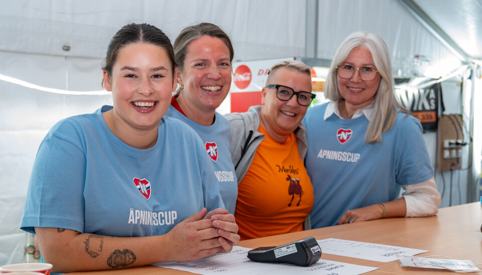 Mat, drikke og godt humør på menyen. F.v. Ellen Einset, Trude Hjelkrem Anita Brandtzæg og Torill Lystrup.