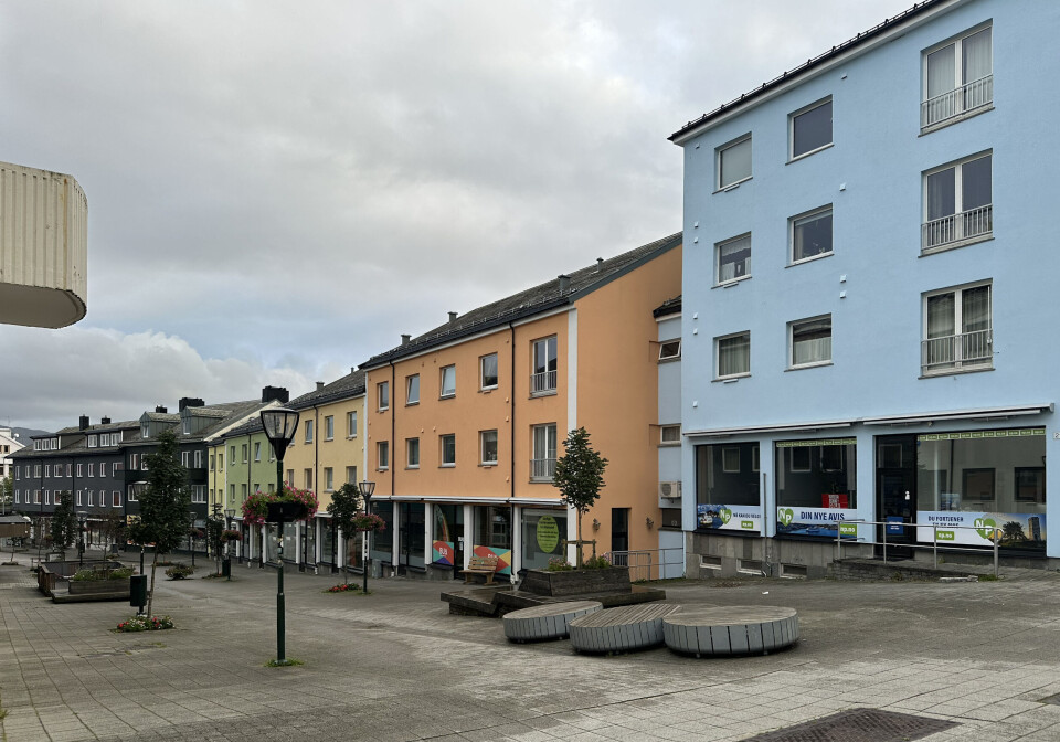 Gågata i Kristiansund sentrum, med Nordmørspostens kontor prominent øverst.