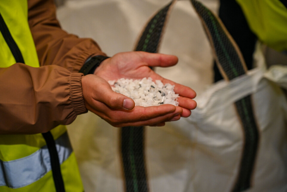 Brede Mordal fra Replast viser frem ferdig produkt under omvisningen.