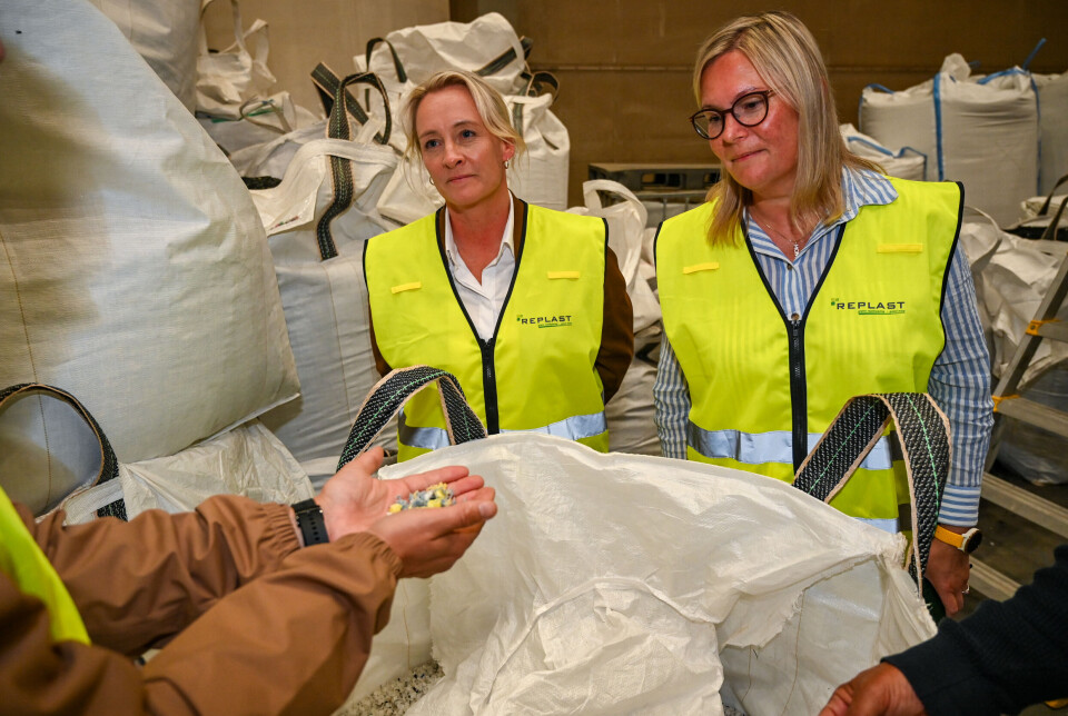 Brede Mordal fra Replast viser Yvonne Wold (Ordfører i Rauma og medlem av sentralstyre) og Line Karlsvik (SVs 1. kandidat i Møre og Romsdal) ferdig produkt under omvisningen.