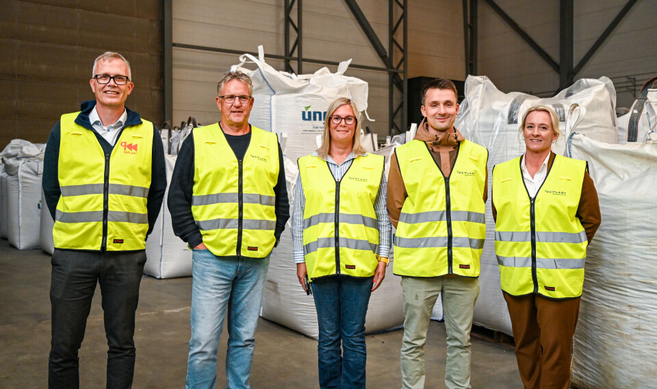 Fra venstre: Ronny Ervik (Norner), Tom Samuelsen (samarbeidspartner for Replast), Line Karlsvik (SVs 1. kandidat i Møre og Romsdal), Brede Mordal (Replast) og Yvonne Wold (ordfører i Rauma og medlem av SVs sentralstyre).