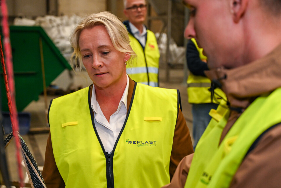 Yvonne Wold (ordfører i Rauma og medlem av SVs sentralstyre) får forklart produksjonen.