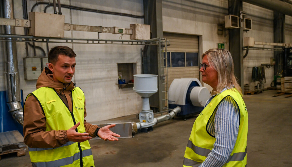 Brede Mordal (Replast) forklarer produksjonen til Line Karlsvik (SVs 1. kandidat i Møre og Romsdal).