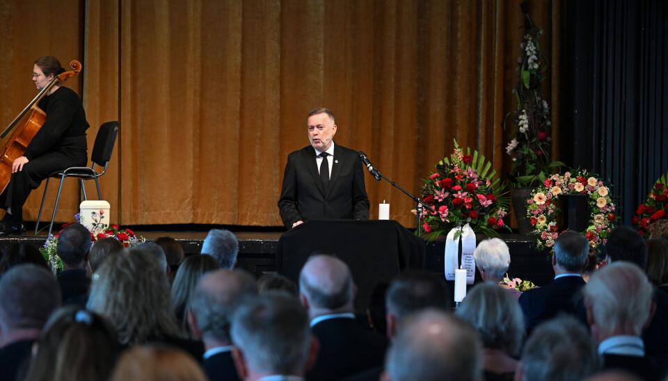 Minnestunden ble holdt i Festiviteten i Kristiansund tirsdag 26. august. Seremonien ble ledet av en annen Arbeiderparti- og pressenestor, Jan-Erik Larsen