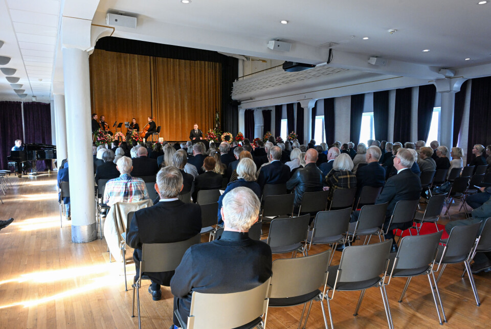 Fullsatt sal, med rundt 120 mennesker tilstede.