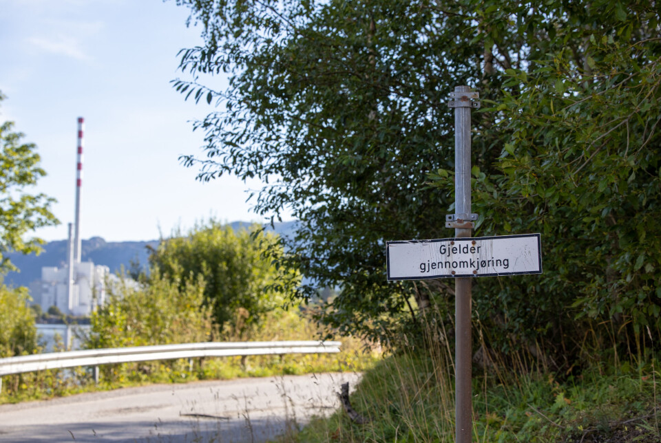 Skiltet som viser gjennomkjøring forbudt på Bruhagen i Averøy er fjernet. Bare informasjonsdelen står igjen.