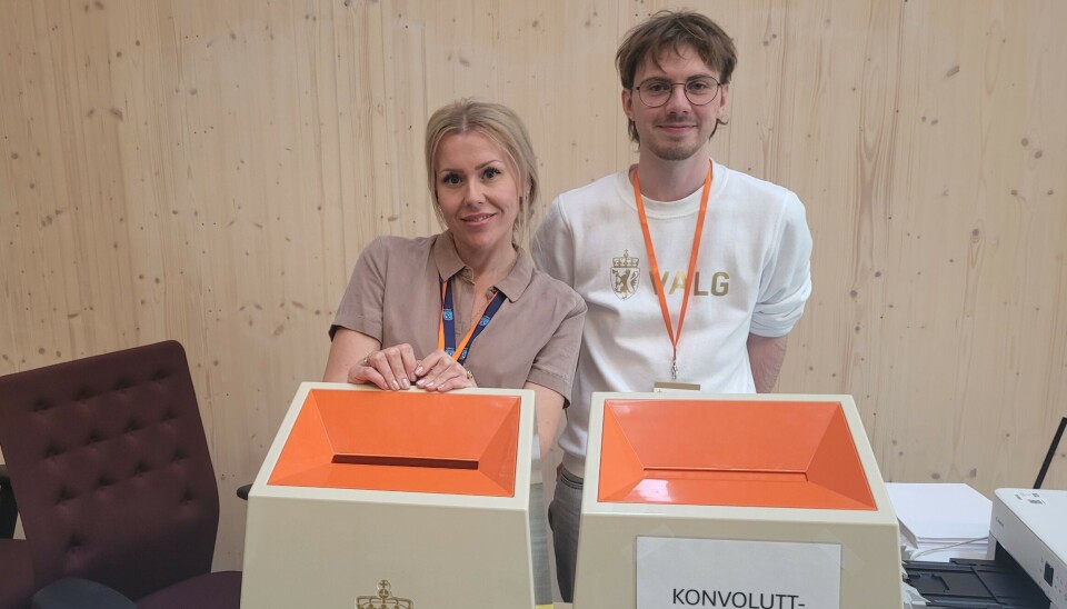 Tina Henden og Kristoffer Skoglund jobber som valgmedarbeidere.