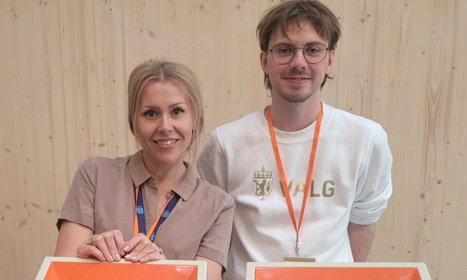 Tina Henden og Christoffer Skoglund jobber som valgmedarbeidere på Campus.