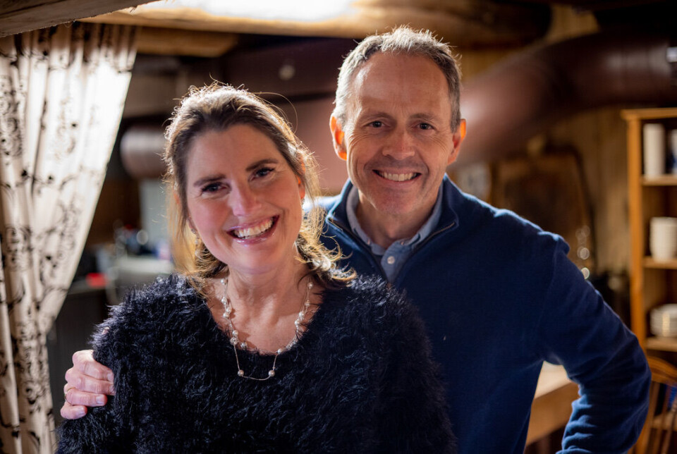 Her må alle stille opp på dugnad. Elisabeth sammen med ektemannen Roger Bjerkestrand.