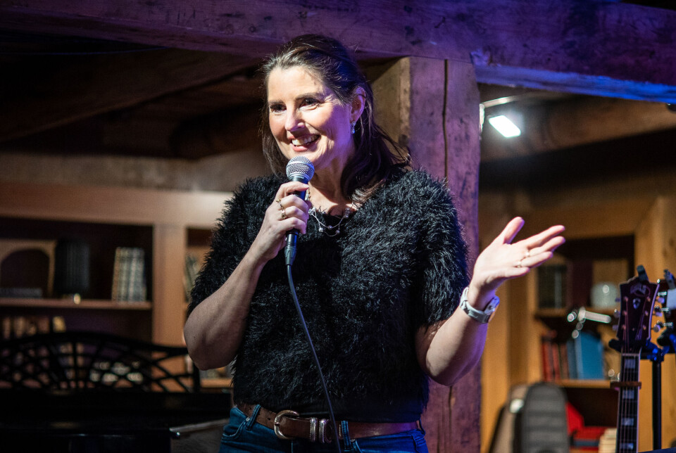 Elisabeth Bjerkestrand presenterer kveldens artister.