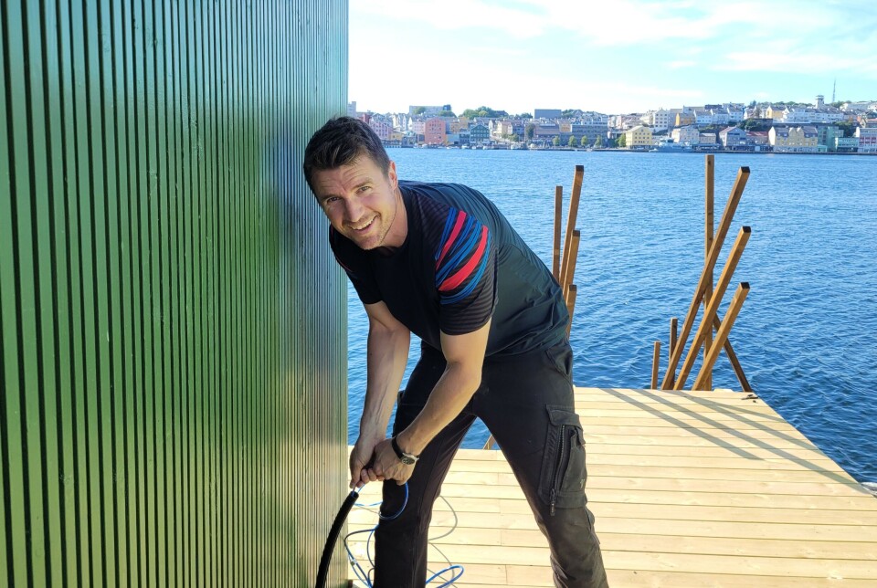 Christian Gauseth trekker varmekabler.