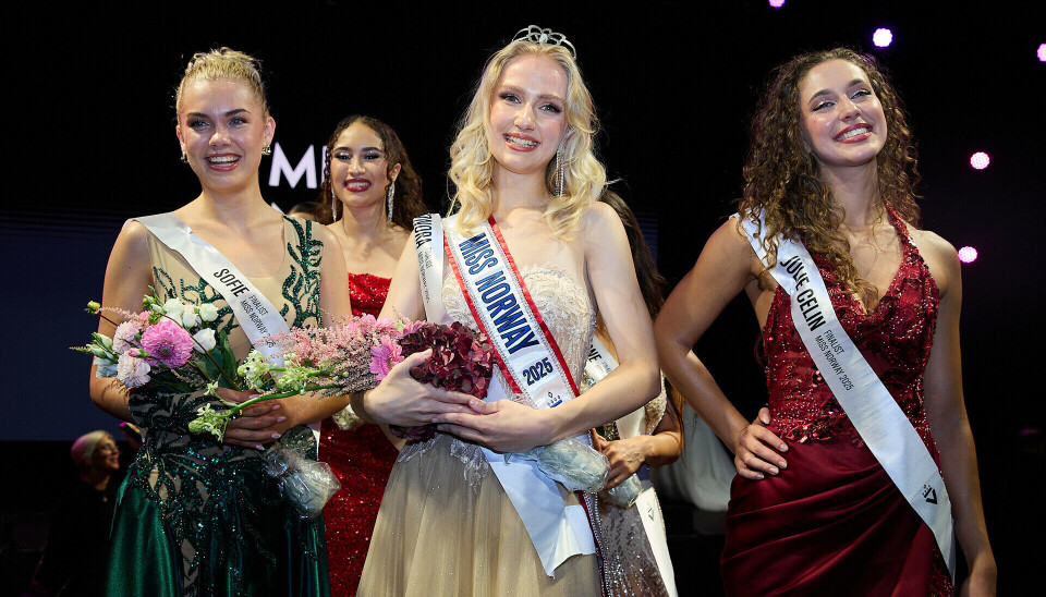 Miss Norway topp tre. Fra venstre Sofie Rasmussen (19) 2nd runner up, Leonora Lysglimt-Rødland (19), Miss Norway 2025 og Julie Celin Eide (24), 1st runner up.