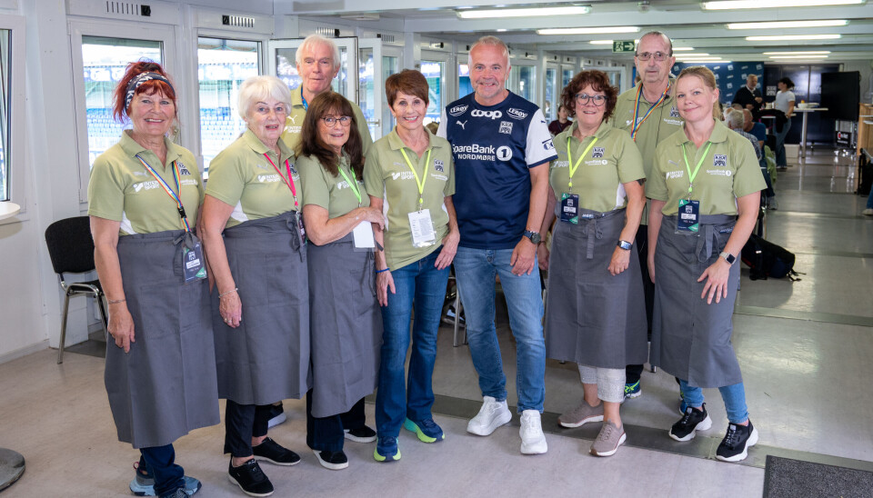 Fra venstre.: Unni K. Westad, Wenche Ohr, Benedicte Broberg, Venke Hasselø, ordfører Kjell Neergaard, Mariann Pedersen, og May Britt Bjørke. Bak står Bjørn A. Hansen og Rune Iversen.