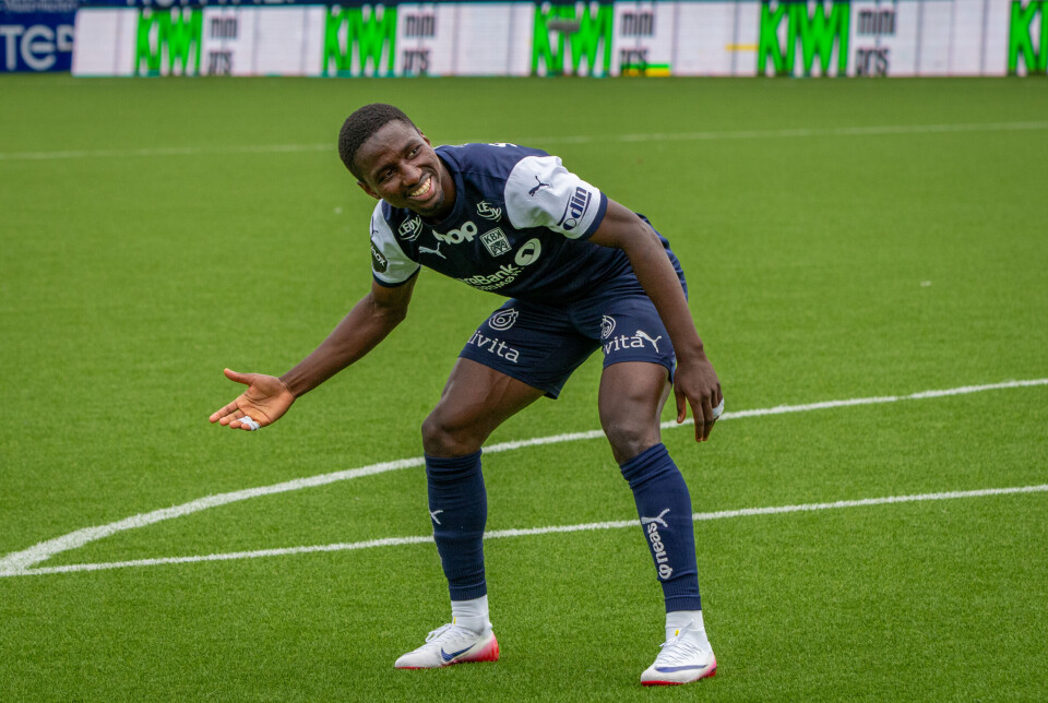 KBK-spiller Mustapha Isah jubler mot supporterne Uglan etter kampslutt.