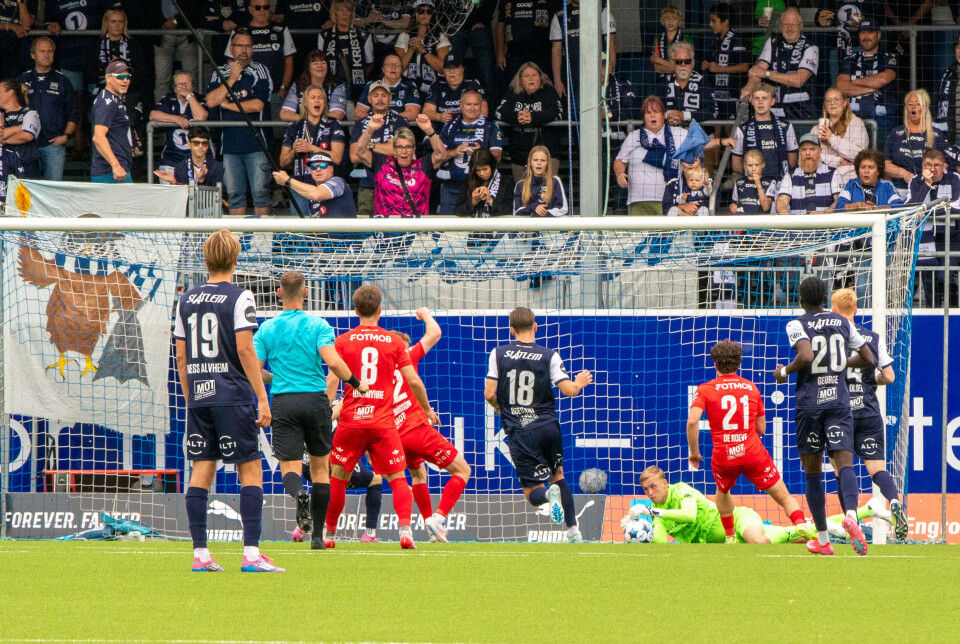 KBK-keeper Adrian Sæther med en av mange redninger.