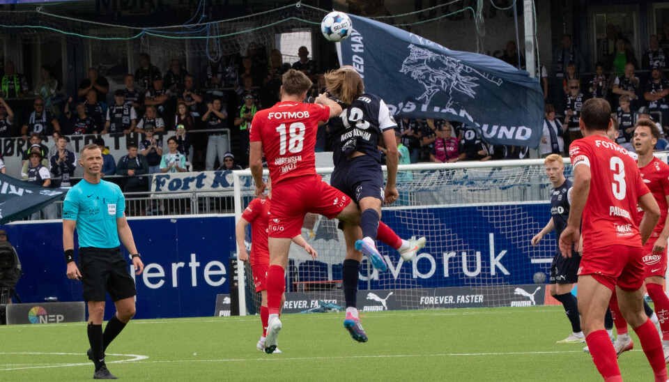 KBKs Leander Næss Alvheim i duell med Branns Jacob Ebsen Sørensen.