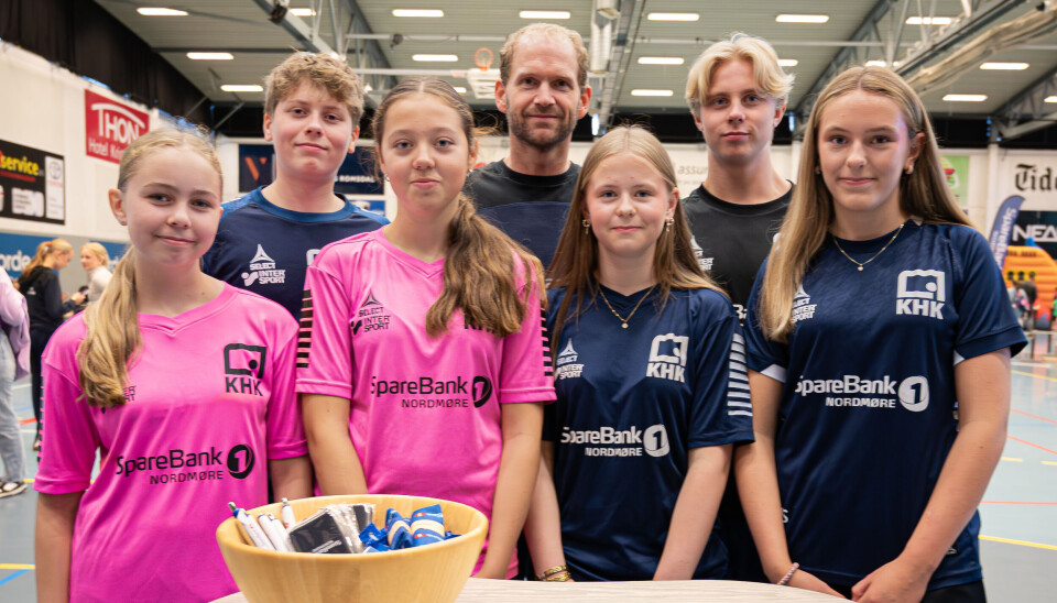 Håndballens superdag. Bak fra venstre: Emilian Skotheimsvik. Kjetil Gimnes sportslig leder, Sander Sevaldsen Foran fra venstre: Charlotte Veiset, Alma Kristiansen, Jenny Olaug Tvestad og Marie Sandvik.