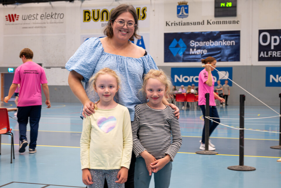 Karen Valkvæ hadde med seg Iben og Maja på håndballskolen. De har nettopp startet i 1. klasse på nye Folkeparken barneskole.