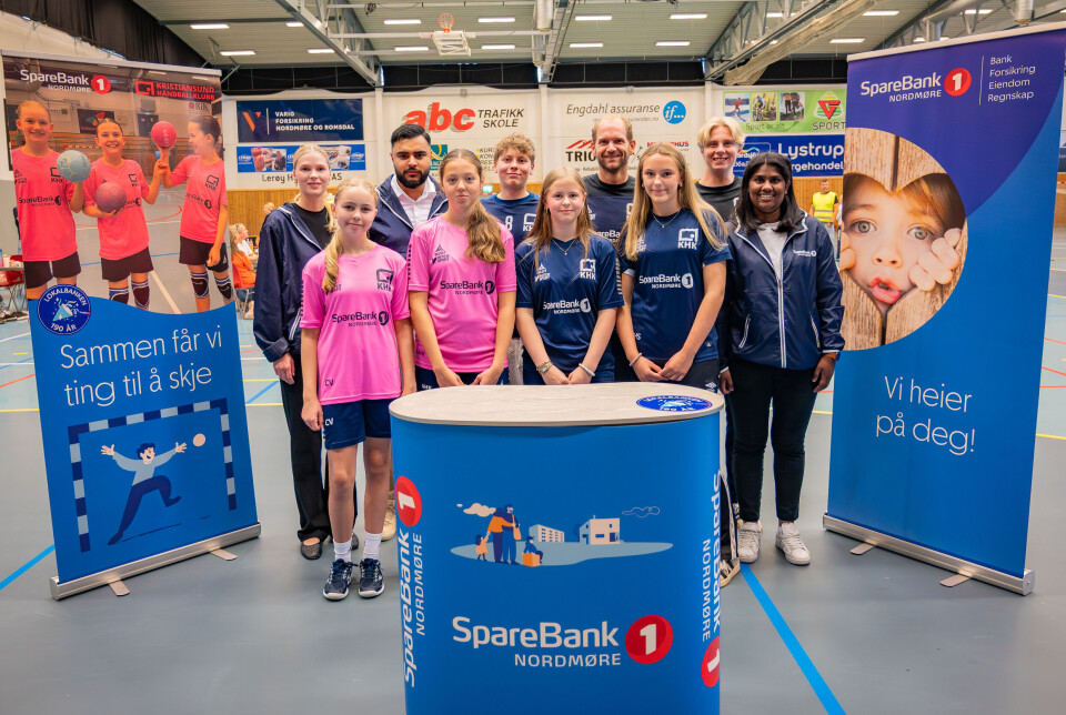 Håndballens superdag. Bak fra venstre: Maja Nielsen, Haroon Bhadjwa, Emilian Skotheimsvik, Kjetil Gimnes, Sander Sevaldsen. Foran fra venstre: Charlotte Veiset, ,Alma Kristiansen, Jenny Olaug Tvestad, Marie Sandvik og Charlotte Taftø.