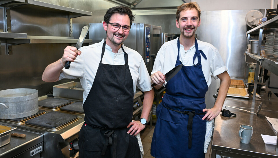 Daniel Mikaelsen, fagansvarlig og Aleksander Strand, kjøkkensjef, på kjøkkenet hos Kranaskjæret Restaurant og Catering AS.