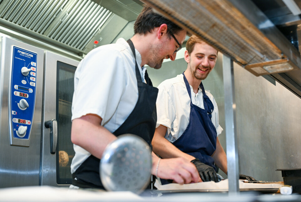 Daniel Mikaelsen, fagansvarlig og Aleksander Strand, kjøkkensjef, på kjøkkenet hos Kranaskjæret Restaurant og Catering AS.