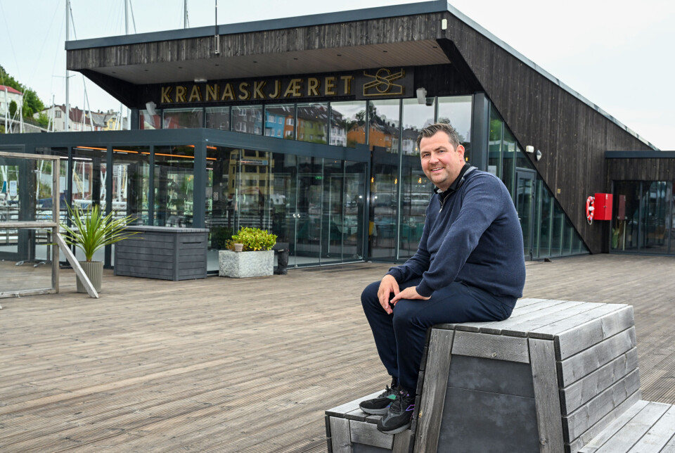 Eirik Michaelsen (39) er daglig leder hos Kranaskjæret Restaurant og Catering AS. Her viser han frem deler av den nye menyen.